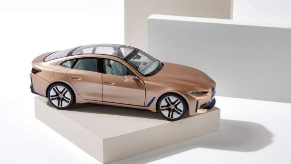 BMW Lifestyle Lookbook 2023 BMW i4 pienoismalli BMW Lifestyle Lookbook BMW i4 pienoismalli