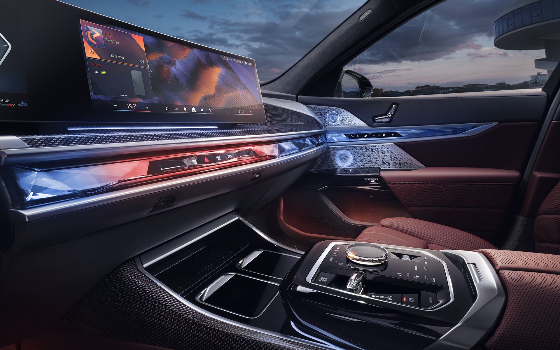 BMW 7-sarjan Sedan G70 ICE 740i M Sport -paketti, sisätilan näkymä, etuosan lasikoriste-elementit CraftedClarity ja Curved Display