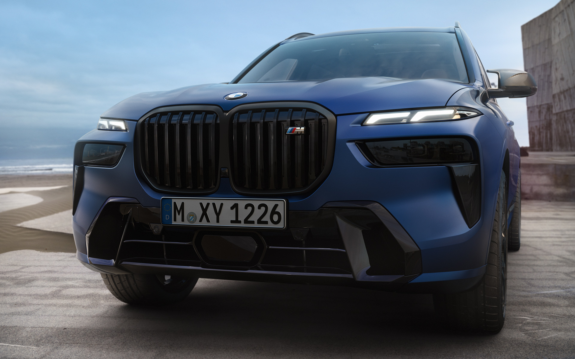 Keula, BMW X7 M60i xDrive G07 LCI Frozen Marina Bay Blue, lähikuva pysähtyneenä olevasta autosta