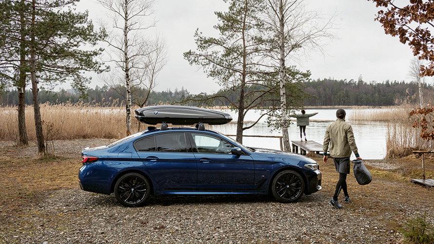 BMW kattoboksilla järven äärellä.